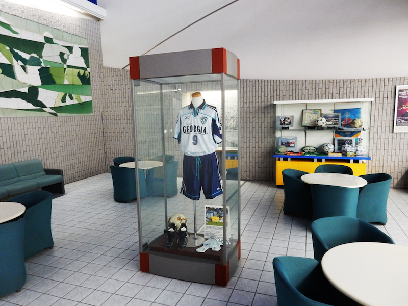 メインエントランス付近にはサッカーやラグビーの記念品が