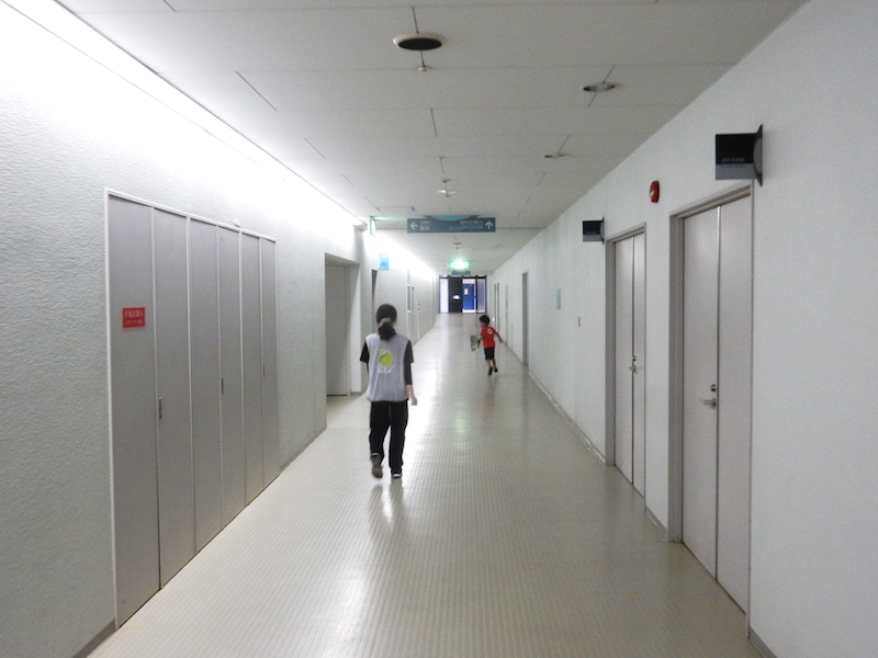 1階の廊下を全力疾走するお兄ちゃん。これは今まで思いつかなかったが素晴らしい
